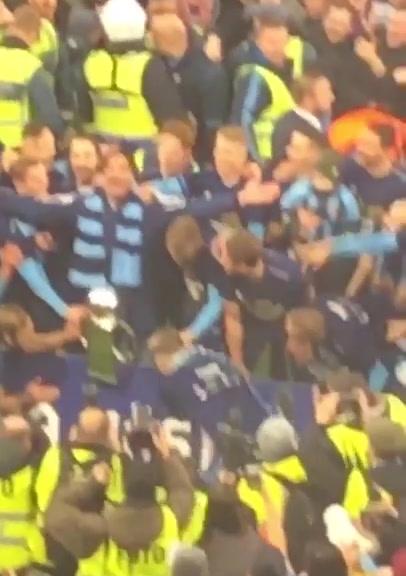 Bosse lyfter pokalen på Östgötaporten