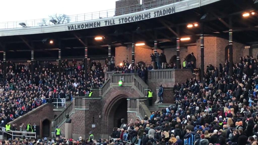 Spelarna lyfter pokalen